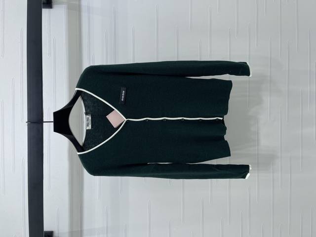 New, original, high-end Miumi* 2025 Early Fall Collection! Contrast-colored V-n