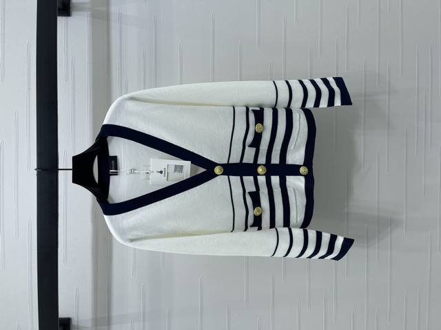 New, original, high-quality Dinae* 2025 Early Fall collection! Contrast V-neck