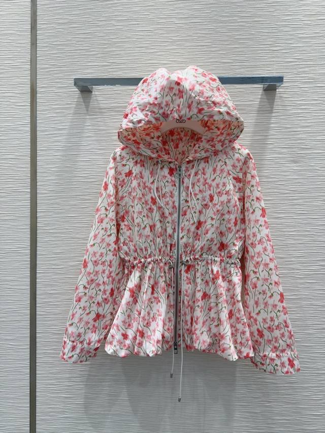 Loe W*E's new 2025Fw coat is comfortable, stylish, and elegant, perfect for ever