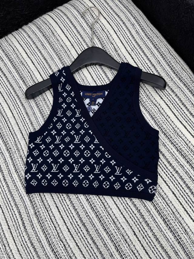 Hot item in stock Original quality Lv | 25 New knitted split-layer vest Temperam