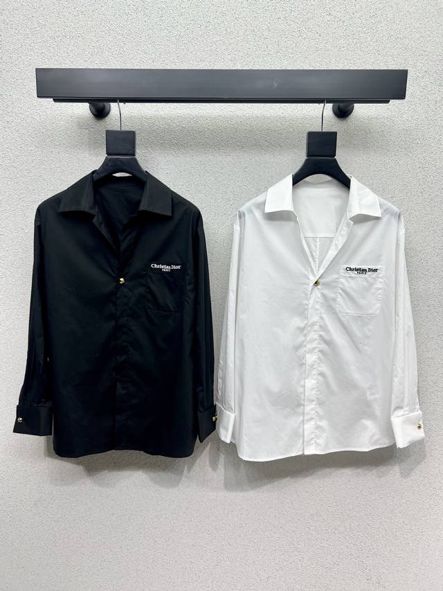 D's V-neck pocket lettering shirt is stylish, understated, and luxurious! The ve