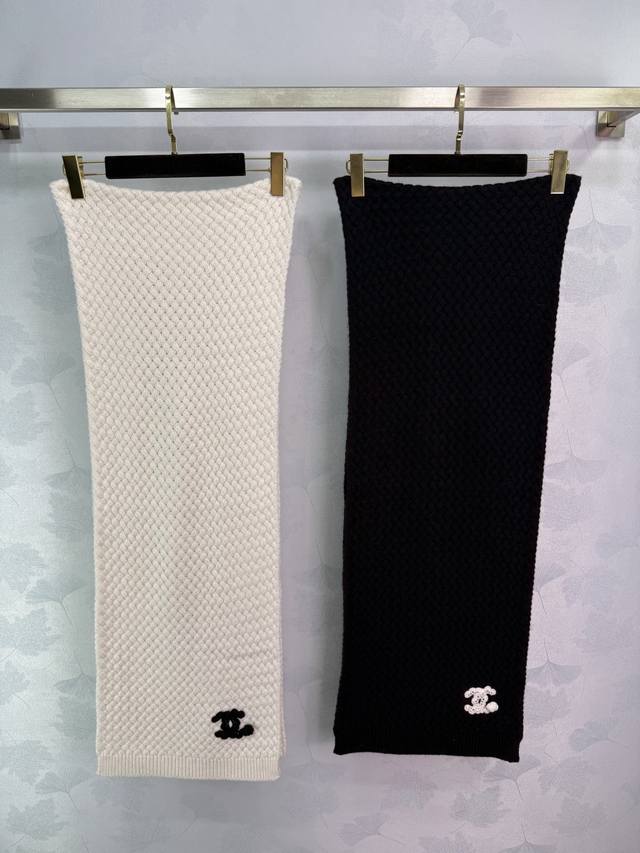 Chane*25 new autumn and winter scarf is a must-have for fashionable ladies. It i
