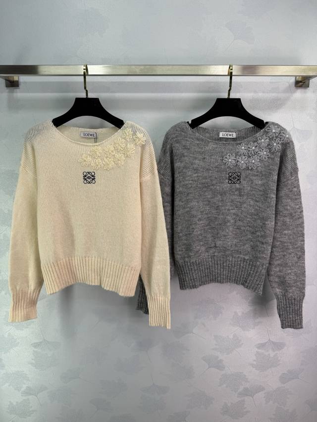 Loe*25's new floral knit sweater for early fall features a three-dimensional flo