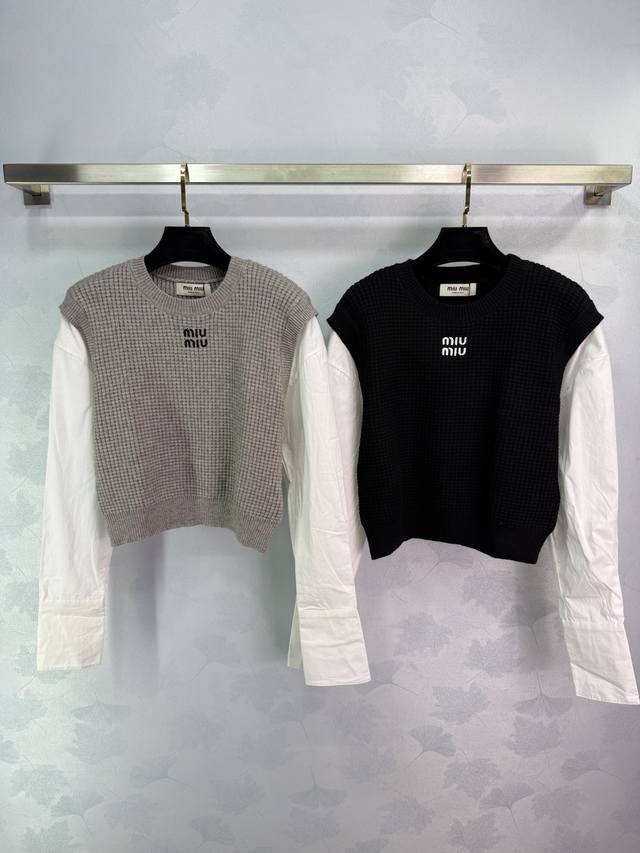 Miu*25 Early Fall new knitted two-piece top. The small logo design on the chest
