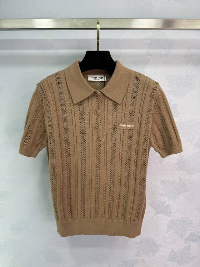 Miu*25's new hollow-knit polo shirt is made of high-quality wool. The vertical s
