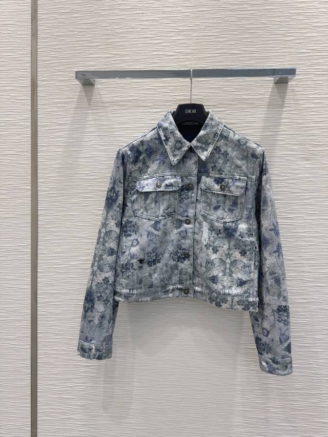 Christian Dio* 2025Fw new model. The whole piece is three-dimensionally tailored