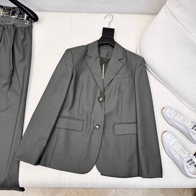 Exclusive first release of Loe 25Ss' latest retro green suit for early autumn.