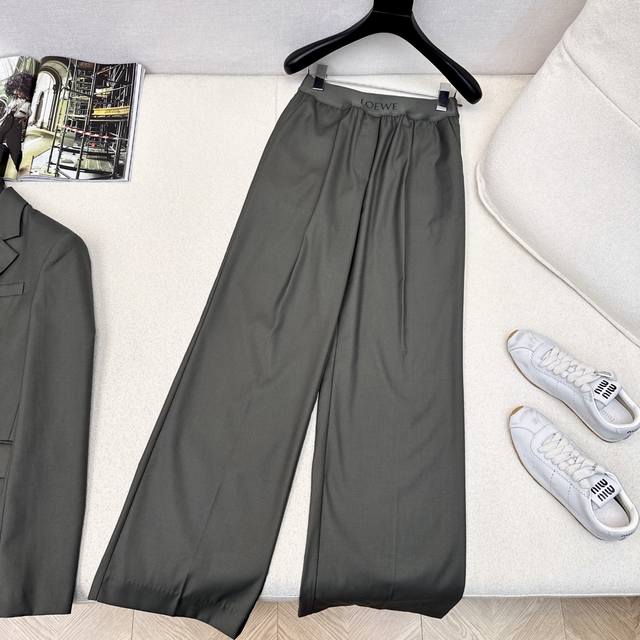 Exclusive first release of Loe 25Ss' latest retro green suit for early autumn.