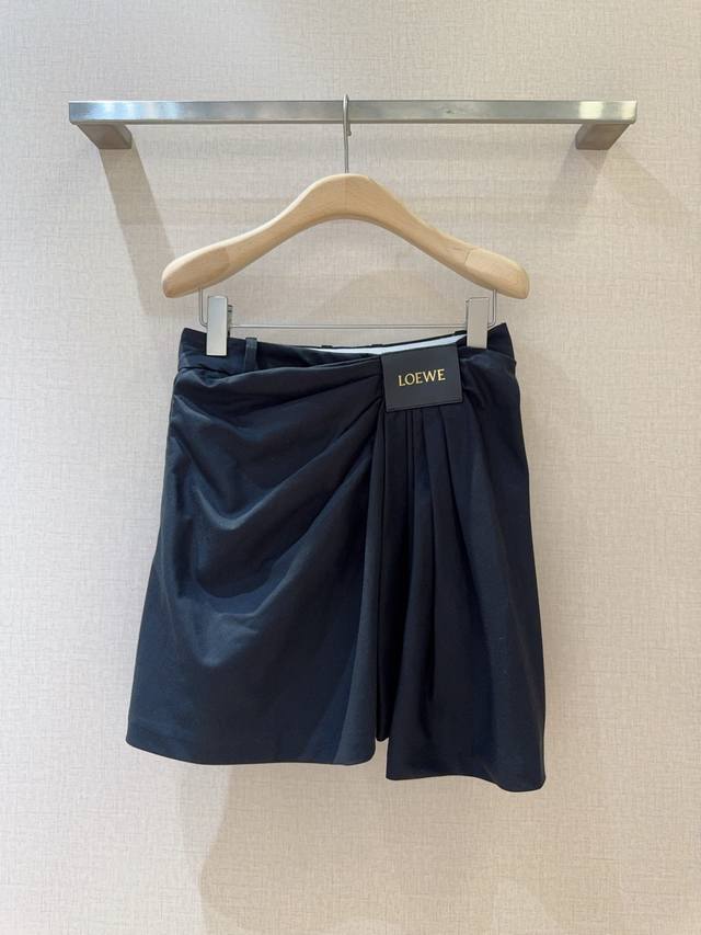 Loe*W*E has a new arrival... DDD. The irregular pleats extend from the waist, cr