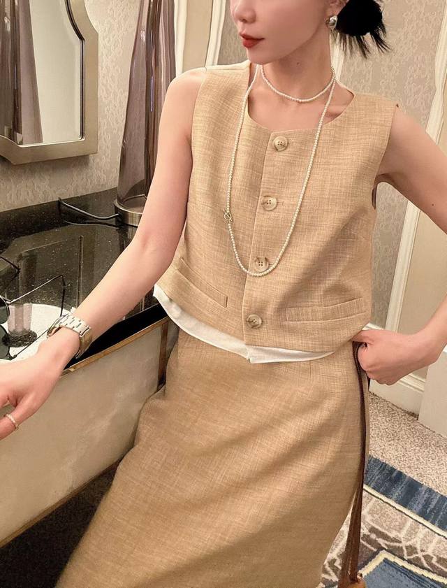 Design sense sleeveless splicing contrast color vest + skirt suit just the right