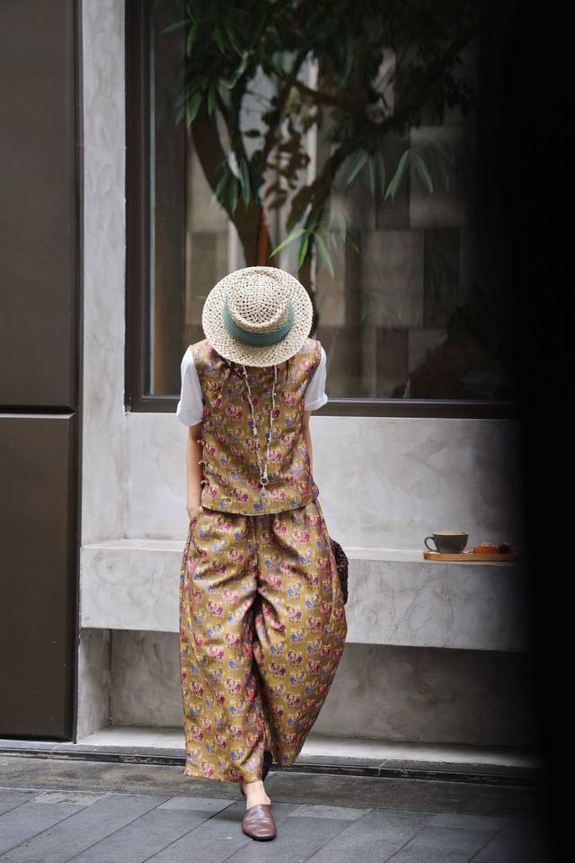 Hot item, large quantities in stock. Featured: Shu Brocade Buttoned Vest Set. T