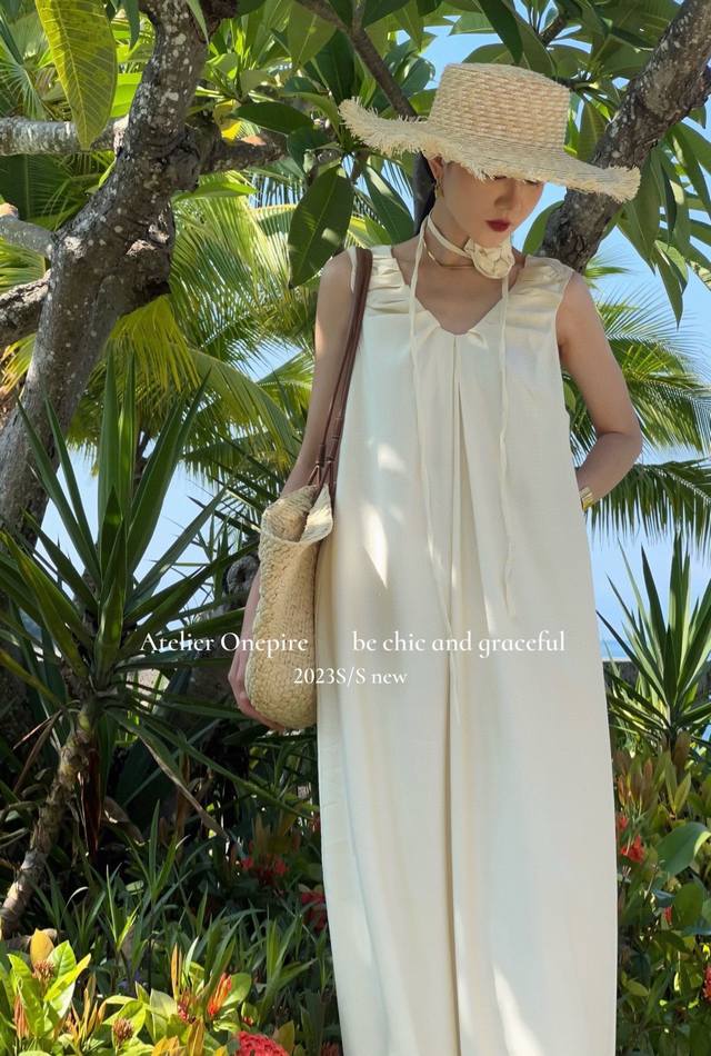 Neck pleated dress with a niche design. Sleeveless high-waist A-line skirt with