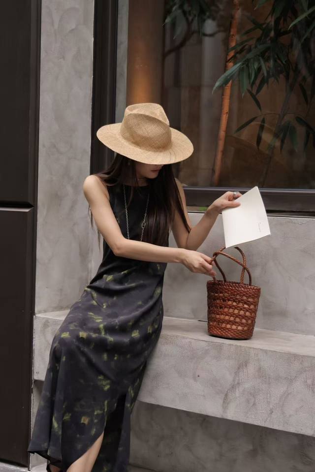 High-end, large stock! Ther W's hottest silk dress is here! This loose, full-le