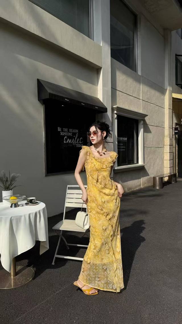 A dress with a French-style, high-end, elegant, and slim fit. Bright yellow, sta