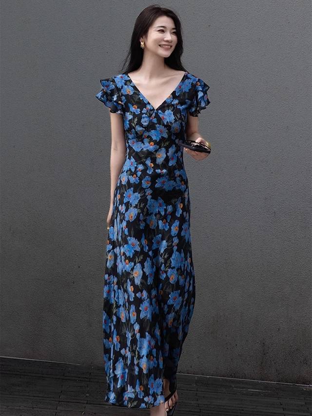 French retro design printed dress with slimming bias cut design The overall ver