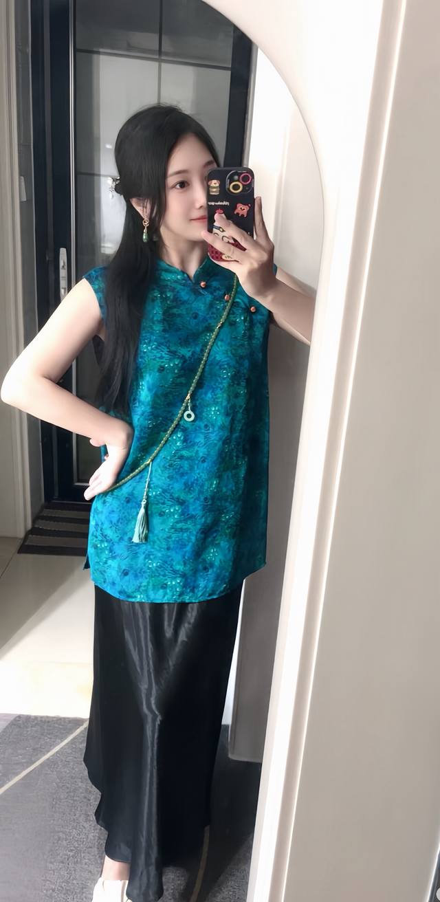 The most popular Chinese-style stand-up collar and buttoned mid-length vest, wit