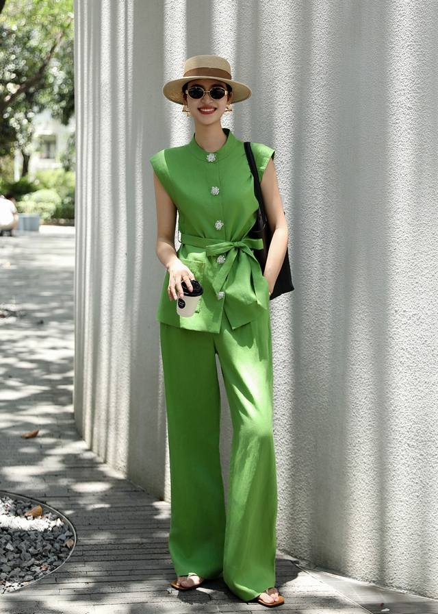 Hot item recommendation, a very stylish heavy-duty linen suit. Made of 100% pur