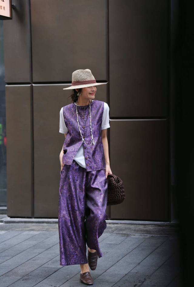 Highly recommend this hot-selling, high-quality Chinese brocade suit. Both the
