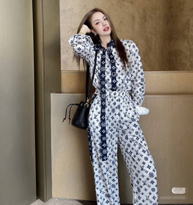 L&V 25Ss Fashionable Monogram Full-Print Logo Elastic Casual Suit Pants Loose an