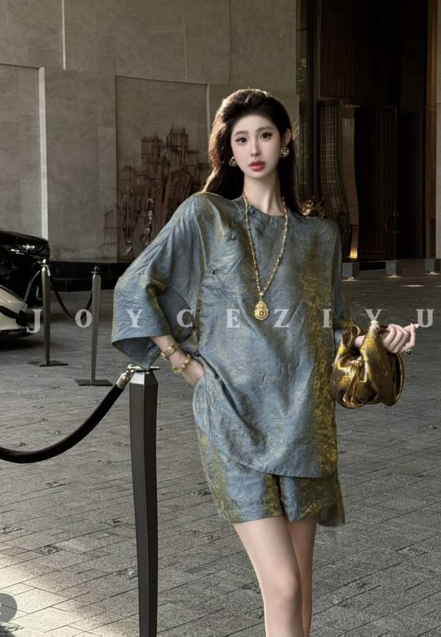 Floating Light and Gold Set. This popular floating light brocade set is absolute