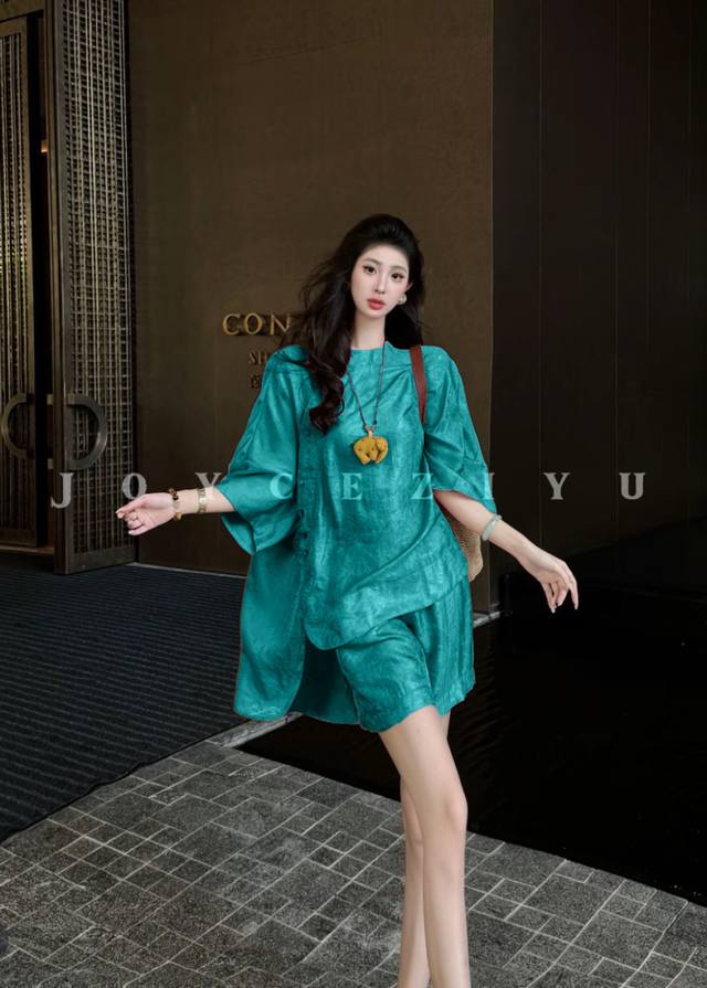 Hot item, shipping in bulk! Exclusive premium Floating Light Brocade suit is abs