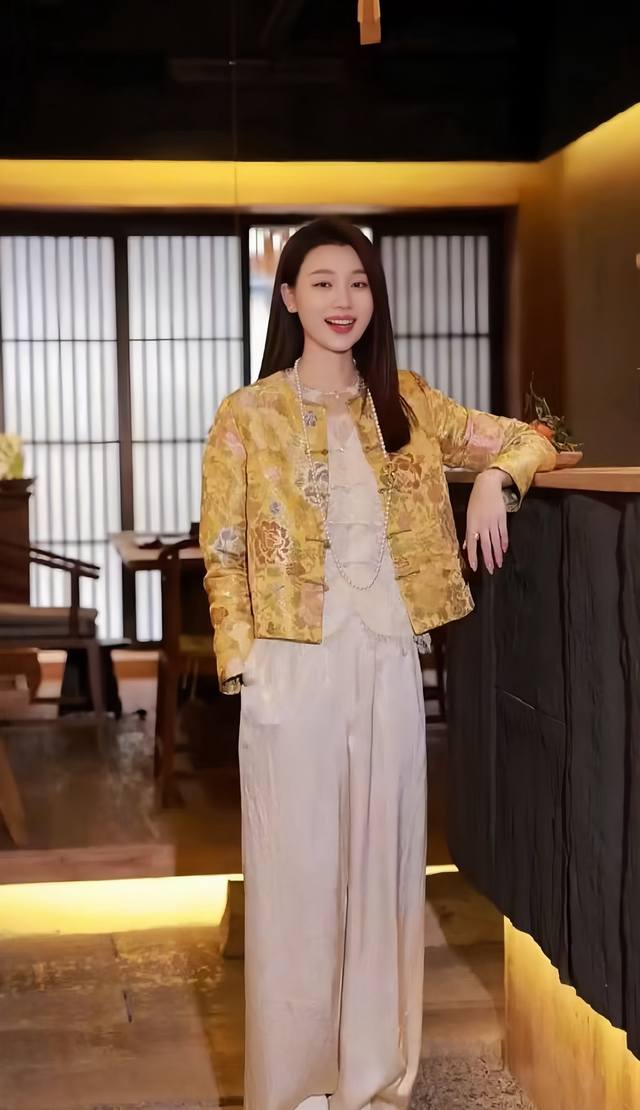 A hot-selling item: a luxurious, high-end Chinese-style floral buttoned jacket.