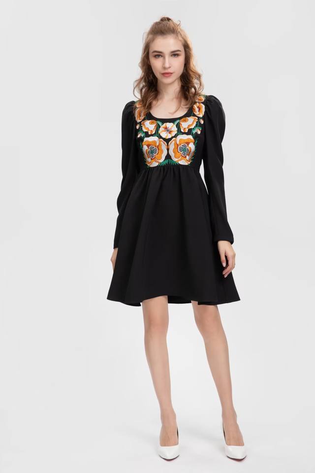 Long-sleeved dress with embroidery on the chest Size: Smlxl Color: Black Fabric: