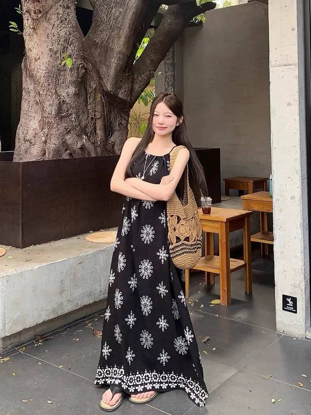 Heavy recommendation: French romantic holiday-style suspender dress. Meet the fr
