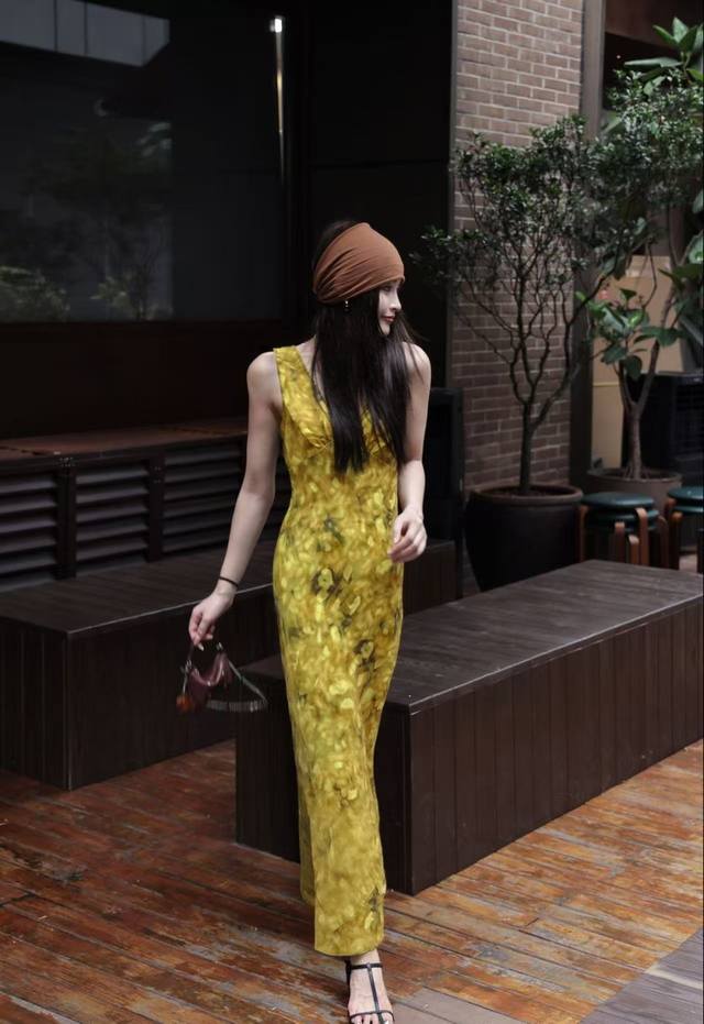 Exclusive original hit, exclusive original whitening silk bias-cut maxi dress,