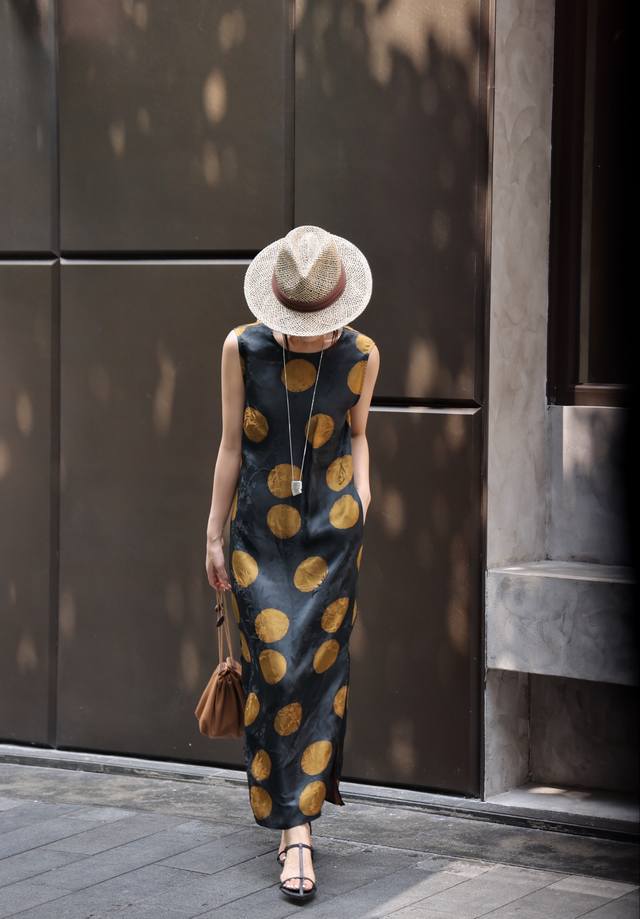 Mainly promotes high-end original design, light luxury temperament, polka dot si