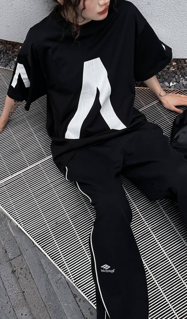 Balenciag* Joint model large T Size: Sml Color: Black, White DDD
