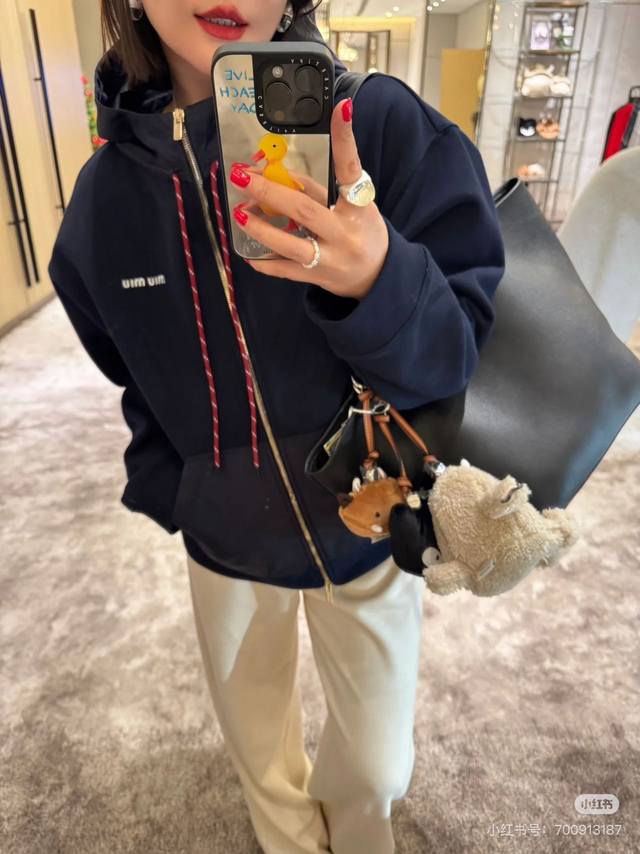 Miumiu jacket Miu's new 25 early autumn hooded zipper sweatshirt jacket. The hoo