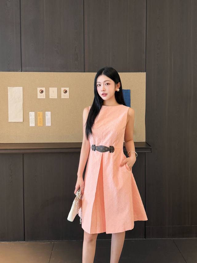 L's pink jacquard sleeveless dress is too slimming and fashionable. It is a clas