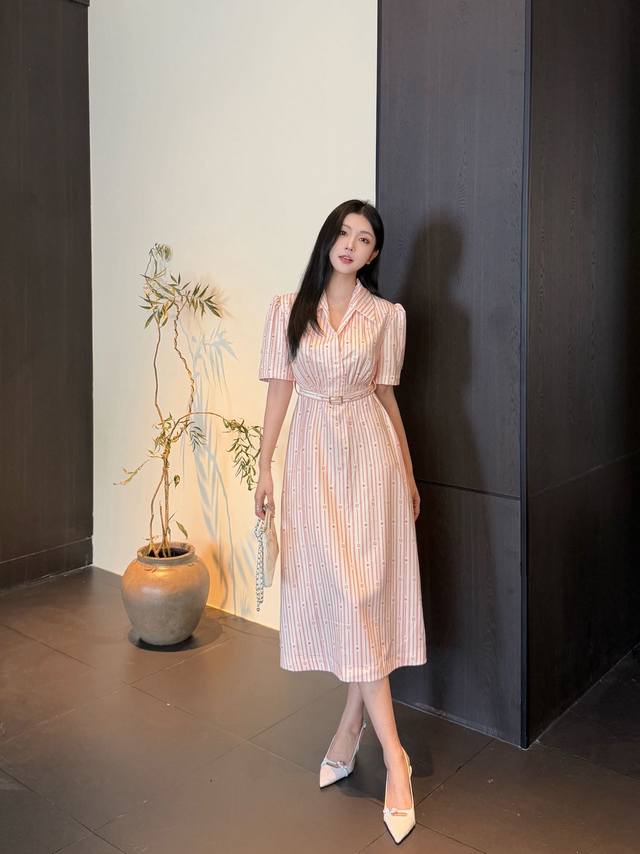 L's pink printed short-sleeved dress is too slim and fashionable. It is a classi