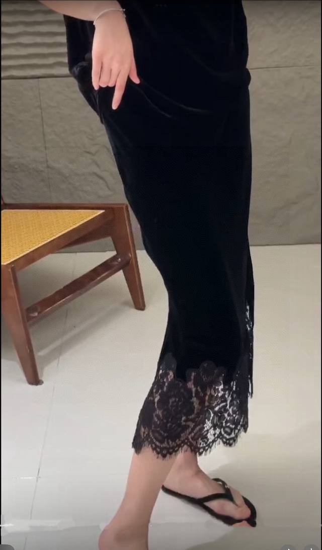 Hot item recommendation: lace stitching velvet skirt Custom lace, heavy stitchin