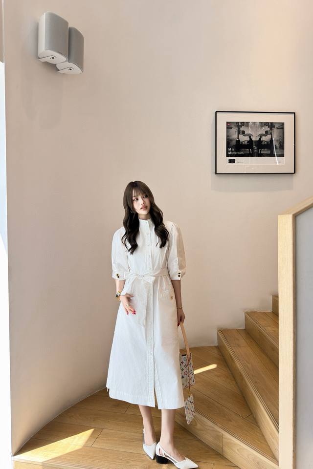 L's new spring/summer 25 lapel puff-sleeved shirt dress. Customized logo hardwar