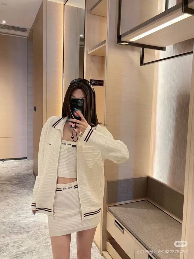 Miumiu jacket Miumiu 25 college style knitted jacket Yb development details girl