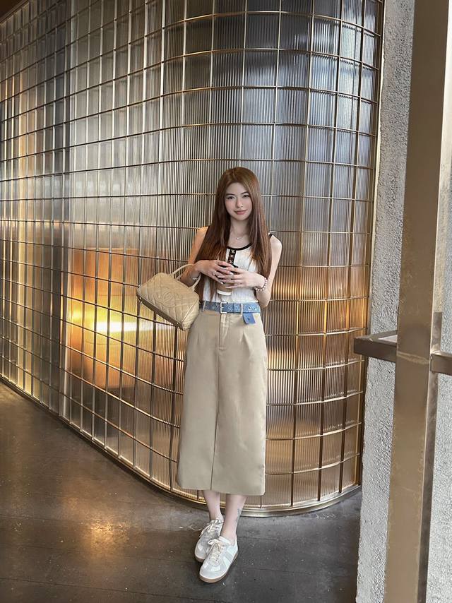 Louis Vuitto*Ss's new skirt is stylish, understated, and luxurious! The versatil
