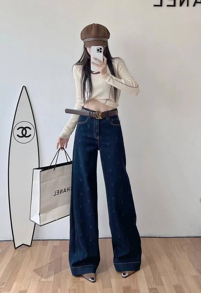 L's retro dark blue straight-leg wide-leg jeans. The wide-leg style is matched w