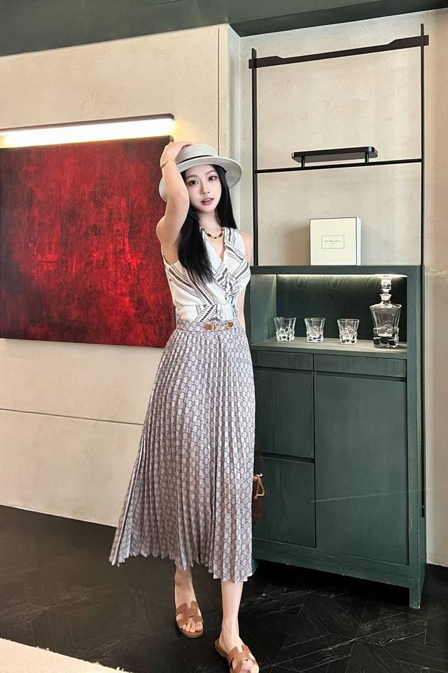 Gucc* Ss new pleated skirt is classic and fashionable. It is elegant and classy.