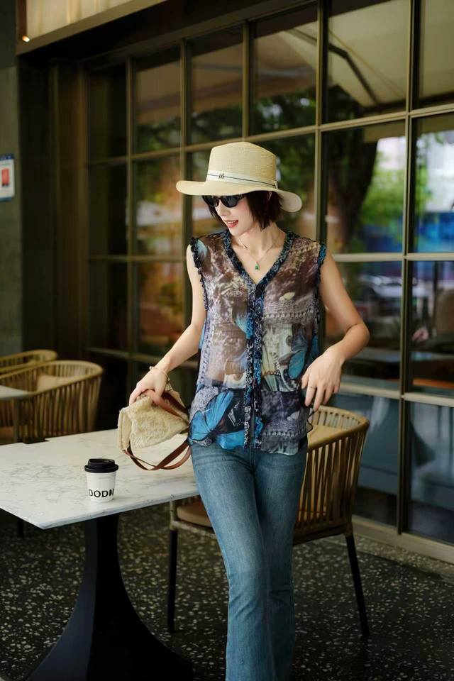 New. Silk top S-XL DDD