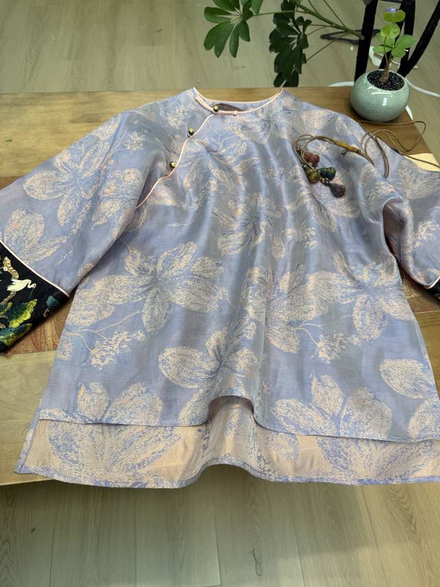 All-silk floating brocade top DDD