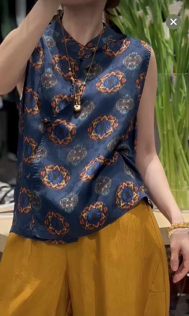 Retro Chinese style stand-up collar buttoned top with circular prints all over t