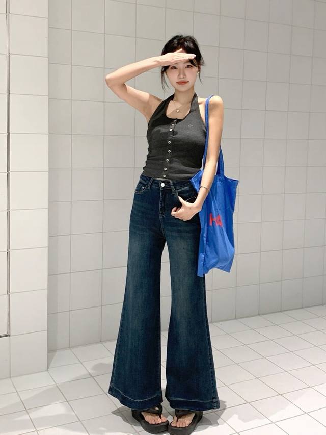 Super hot-selling retro and fashionable wide-leg jeans. The high waist design le