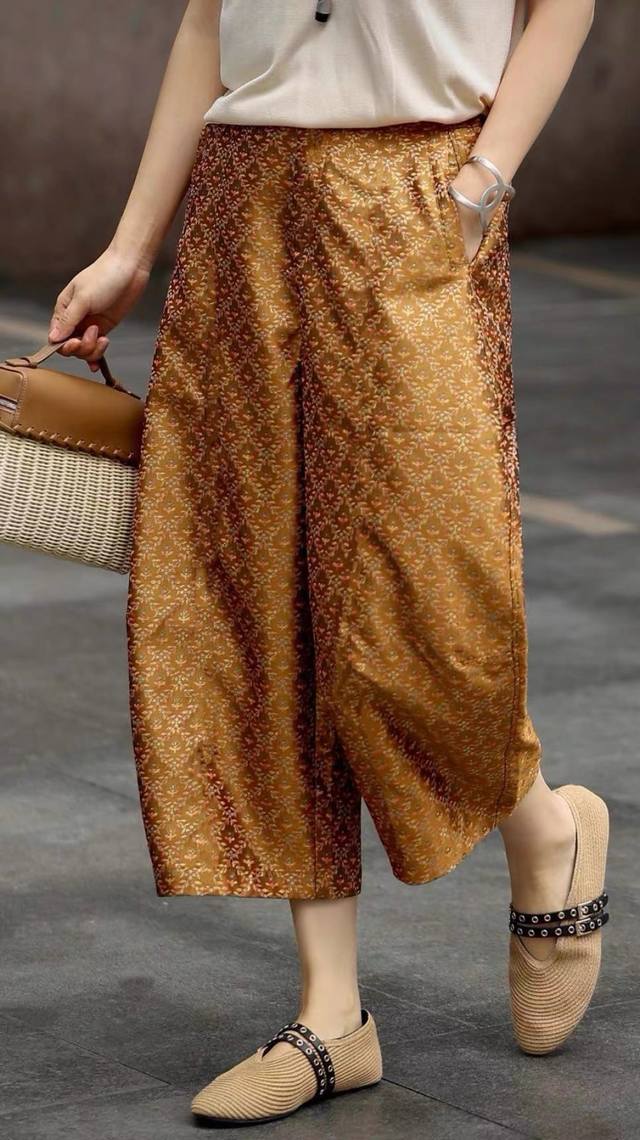Hot-selling brocade jacquard wide-leg pants. The fabric is soft, silky and drape