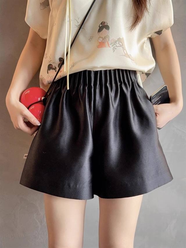 Hot-selling shorts shipped every day. White will be shipped tonight, black will