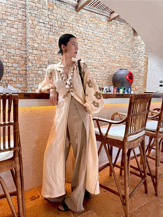 100% pure linen, fully embroidered dress. Lantern sleeves, invisible shoulder sh