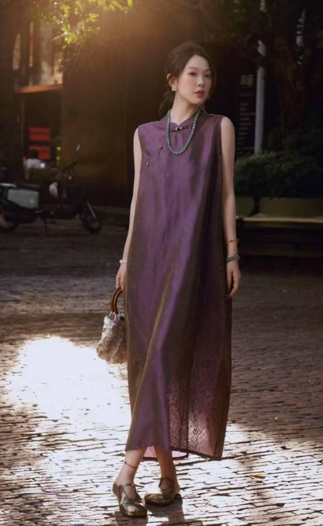 The elegant and mysterious purple of this gilded silk dress, like a galaxy unde