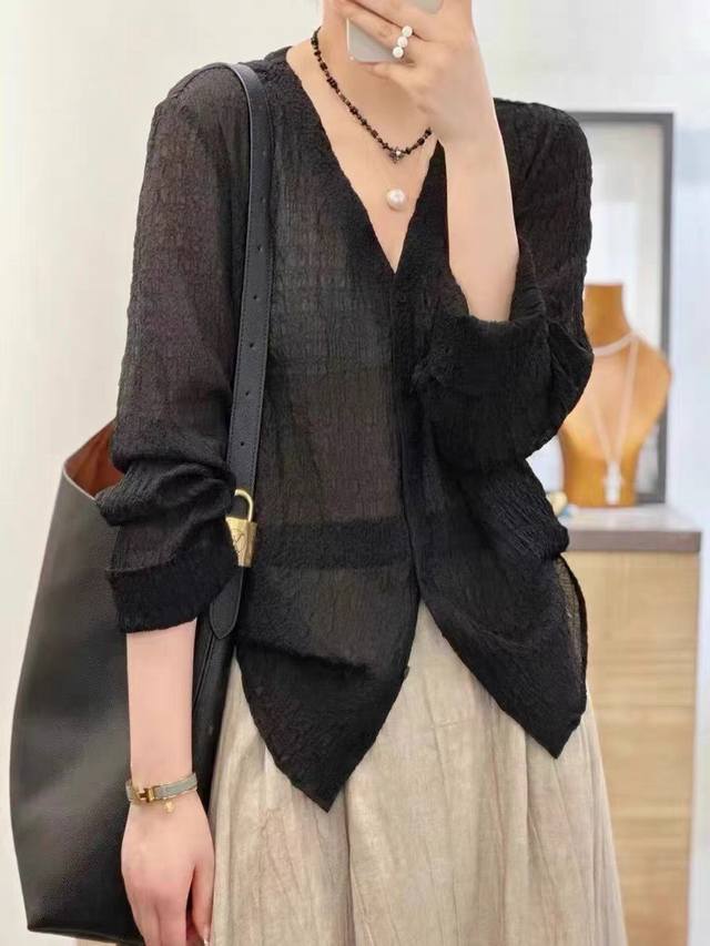 Hot-selling fashionable and versatile V-neck tops are now available. Early autum