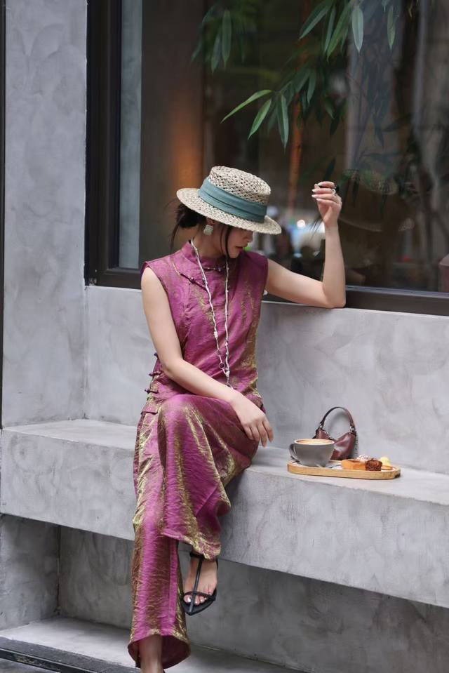 This high-end set features an exclusive, heavyweight shimmering brocade suit. T
